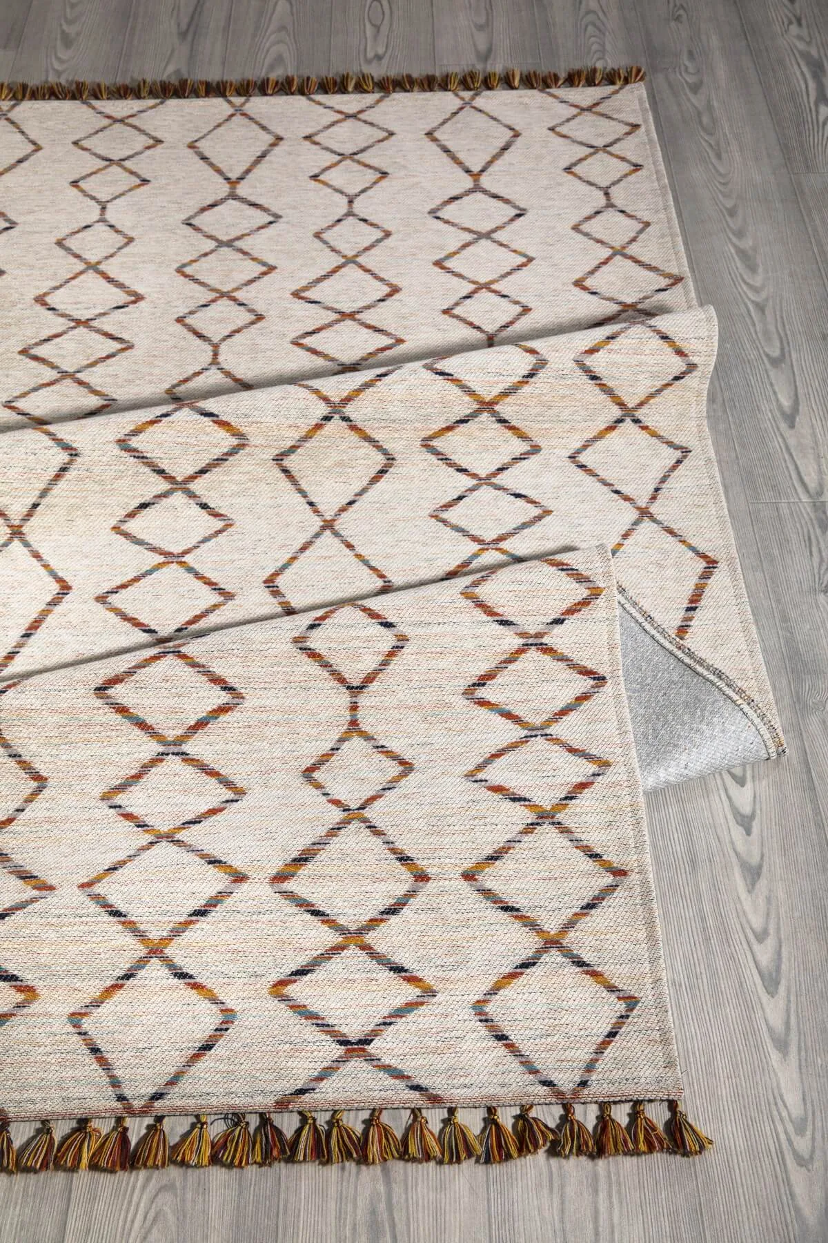turuncu-renkli-kaymaz-tabanli-leke-tutmaz-kilim-566-2.webp